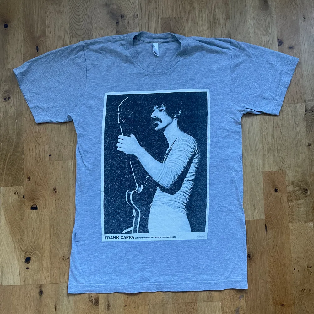 Frank Zappa tshirt i fint skick, ganska lång. Längd: 72 cm. Bredd: 46,5 cm . T-shirts.