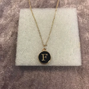 Bokstav Halsband  - Finns A-Z kvar  99kr/st 