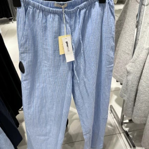 Linnebyxor - Säljer dessa linnebyxor från Gina tricot som är helt nya och aldrig använda då dom var för stora för mig. Storlek S💛