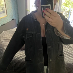 Jeansjacka  - Lång vintage oversized jeasjacka. Säljer denna jättefina jeansjacka från Armani❣️kontakta mig för mer information 💕✨