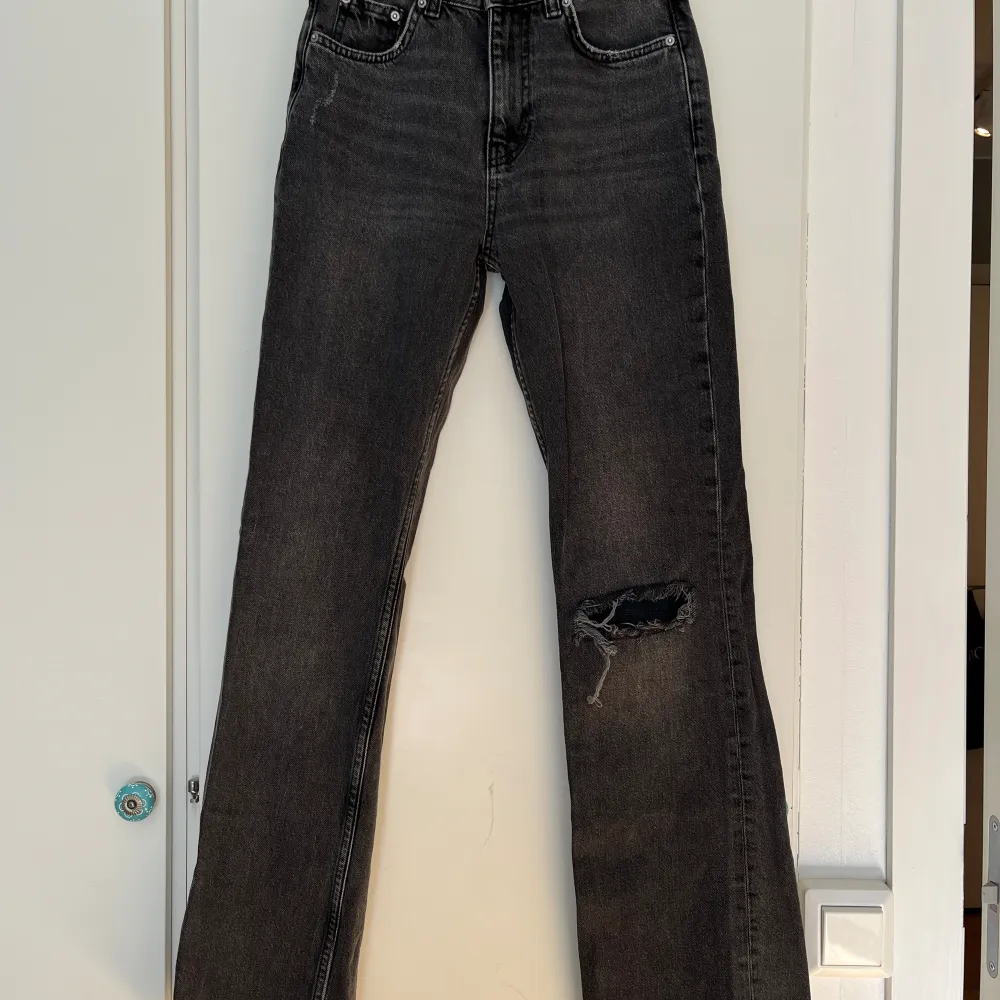 Snygga svarta jeans från Gina Tricot i bra skick, strl 34 (XS). Fina detaljer, råkant vid benslut. 99% bomull, 1% elastan.. Jeans & Byxor.