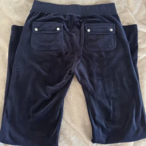 💙 - mörkblå, storlek S!! Inga defekter förutom att de är lite nopprigt på insidan av byxorna men det är inget som syns💓