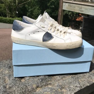 Trendiga Philip modem sneakers - Väldigt bra skick, inköpta för två månadersen och använda vid fåtal tillfällen. Skorna har storlek 39.