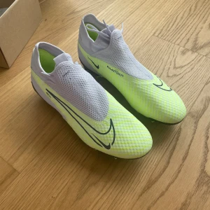 Fotbollsskor - Helt nya, endast provade. Stl 42 men har själv stl 40. Små i storlek. Passar tjej och kille. Nypris 1100kr mitt pris 900kr, låda finns kvar och prislapp fast borttaget från skorna