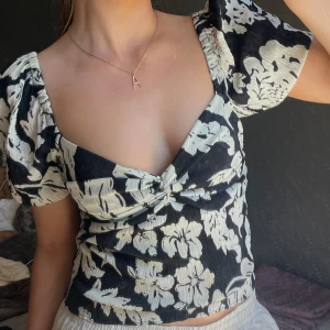 Topp / blus - Topp / blus från Mango med knytning i ryggen, bra skick storlek small