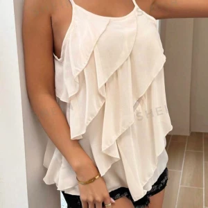 Snygg sommar top  - Säljer nu denna super söta sommar toppen då den är för stor för mig. Endast testad 1 gång. Hör av dig om du vill ha fler bilder eller har nån fråga. ❤️