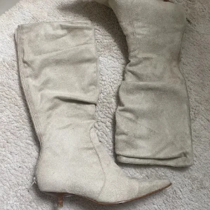 Stövlar  - Beställde dessa snygga stövlar från plick som tyvärr inte passade i storleken på mig, skriv för frågor eller fler bilder❤️