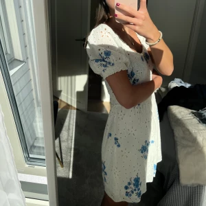 Klänning  - Säljer denna perfekta klänningen från zara. Så snygg att ha nu i sommar och som också som hade varit så fin att ha på midsommar🌼🌼
