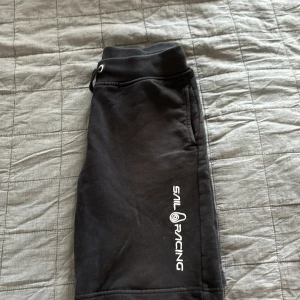 Sail Racing shorts - Säljer mina Sail Racing shorts pågrund av att de är försmå. Storlek 170 skick 8/10 där av priset. Köpta från sail racing för 900 kr