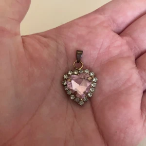 Hängsmycke hjärta  - Med rosa sten, okänt material. Klicka köp nu eller frakt 18kr