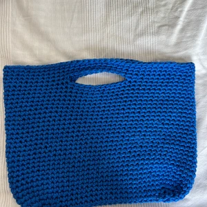 Virkad väska, stor - Perfekt stor väska när du ska handla, åka till stranden. Färg: klarblå. Virkad väska. GARN: drops paris   Ganska mjuk väska, ser snyggast ut när den är välfylld.  Garnpris: 180 kr Bredd: 40 cm Höjd: 30 cm