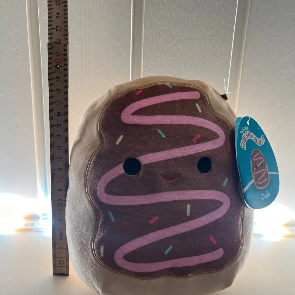 Squishmallown deja 15. Endast använd som prydnad så mycket fint skick . Muu.
