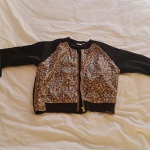 Leopard jacka💓 - Jag säljer denna jätte fina leopard jackan då den inte kommer till användning!💓Den är verkligen i super skick nypris 499