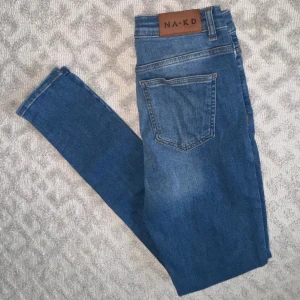 NA-KD skinny jeans med hål - High Waist, högmidjade oanvända blåa skinny jeans från NA-KD, storlek 38, helt oanvända, nyskick. 