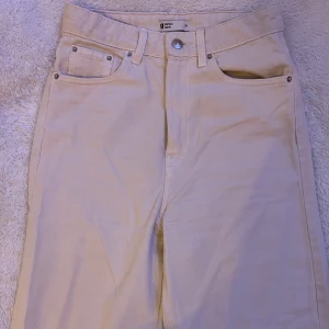 Vita jeans  - Ur snygga vita jeans från Ginatricot som tyvärr inte kommit till användning. (Nypris 599kr)
