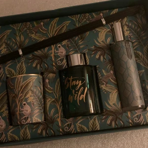 *NY*Gåvoset Stay Wild - Presentset med doft till hemmet; 1st doftljus, 1st diffuser (60 ml) & 6st pinnar och 1st doftspray (30 ml). Allt med djungeltema. Doft; Blackberry & Basil