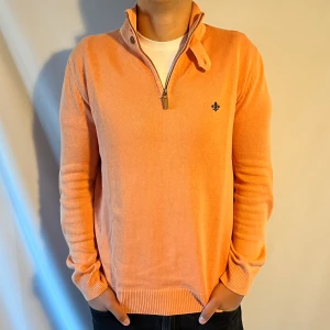 Morris halvzip - Tjena! Säljer nu denna väldigt snygga tröjan som är ifrån Morris • Skick 9/10 • Storlek M• Modellen på bilden är 181cm • Vårt pris : 399kr • Hör gärna av er via pm vid frågor eller funderingar;