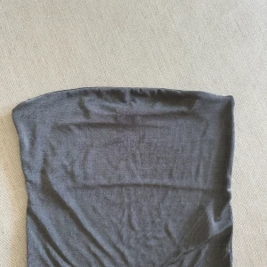 Grå topp - Grå topp men lite glitter i! Säljer på den aldrig kommer till användning! 