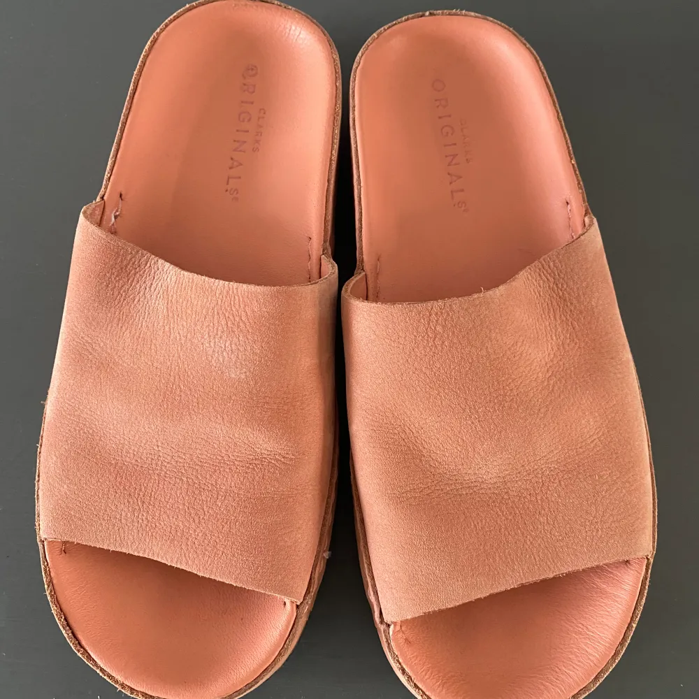 Persikofärgade mjuka sandaler i strl 35 1/2 fr Clarks.  Skorna är endast använd en gång och är i nyskick.  Kommer från ett djur och rökfritt hem.. Skor.