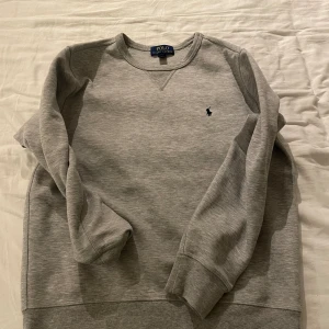 Polo sweatshirt grå - Inte jätteanvänd, plagget är i bra skick. Säljer för den passar mig inte längre. Passar storlek S.