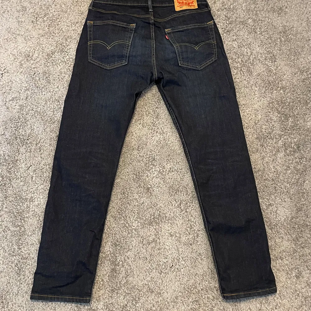 Snygga mörkblå jeans 502 från Levis. 502 är en stilren modell. Byxorna är i bra skick. . Jeans & Byxor.