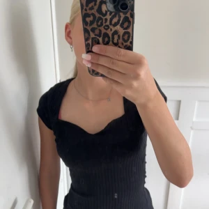 Anna field tröja  - Säljer min Anna field tröja i storlek Xs. Den är i bra skick och inga defekter köptes på Zalando för nån månad sedan. 