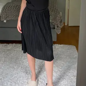 Plisserad kjol från Carin Wester, storlek S. Endast använd en gång 💕
