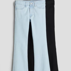 Lågmidjade bootcut jeans - Säljer dessa helt nya Lågmidjade bootcut jeansen från hm. Har ett par i både 158 och 164. Helt nya med lappen kvar! (Säljer då jag glömde lämna tillbaks) (köpare betalar frakt)💗💗399kr för två jeans inte fyra (alltså ett par)