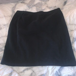 Kjol - Säljer denna oanvända kjol som aldrig kommer till användning den är i storlek Xs💞nypris 89kr