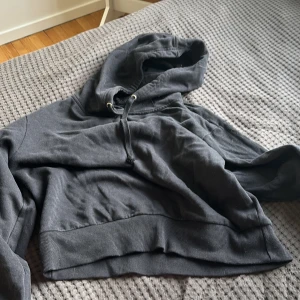 Svart hoodie - Svart lite cropad hoodie med snören 