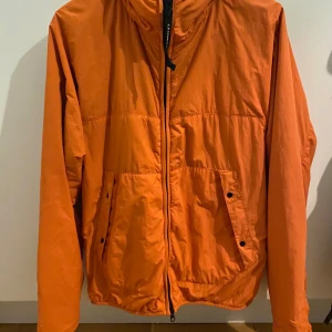 Cp company jacka  - Cp company jacka knappt använd, köpt för 5800 på Nk säljer för 1800 skriv vid några funderingar 