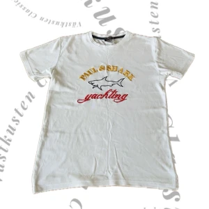 Paul & Shark T-shirt  - Tjena! Säljer nu denna stört snygga T-Shirt från det exklusiva märket Paul&Shark. Tröjan är helt defekt fri och är i nyskick 10/10! Nypriset på dessa tröjor är ca 1500-1800! Vårt pris: 549 kr  Ej hugget i sten! Hör av dig vid frågor/funderingar!😃🤙🏎️💨 