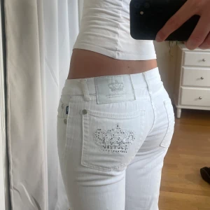 victoria beckham - använd köp nu! midja:80 innerben:74😽 går till anklarna på mig som är 169, passar 165 och kortare🌟 lågt pris pga många rhinestones borta 