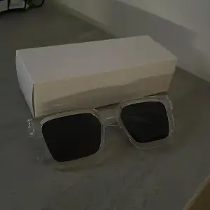 Ett par feta solglasögon perfekta till sommar , helt oanvända, skick 10/10.  Vid frågor eller pris kan du ta det privat 