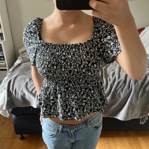 Blommig blus - Supersöt blommig blus från hm. Råkade köpa två identiska plagg och därför säljer jag ett av dom. Nyskick med lapp.