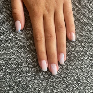 Gele naglar  - Jag gör gele naglar på kunder, i Sörmland. Har hållit på med naglar ca 1,5 år. Jag är självlärd och är 15 år 