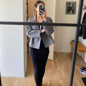 Jacka - Grå elegant kappa/jacka i mjukt material som passar xs/s. Kan postas mot fraktkostnad eller hämtas i Göteborg.