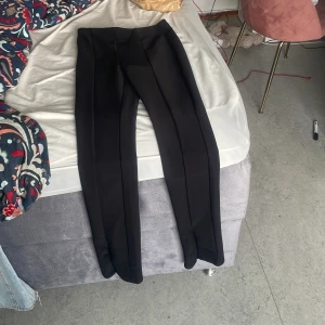 Kostym dom är tajta byxor  - Kostym byxor och dom är tajta 