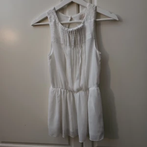 Topp nytt - Superfin oanvänd topp med öppen rygg och resår I midjan katt finns i hemmet. Nypris 399