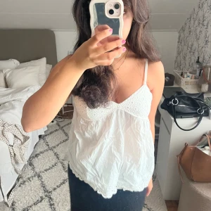 Perfekt sommartopp - En helt underbar sommartopp som är väldigt sparsamt använd med broderat material, så söt!💗lägger upp ny annons pga oseriösa köpare! Strl S