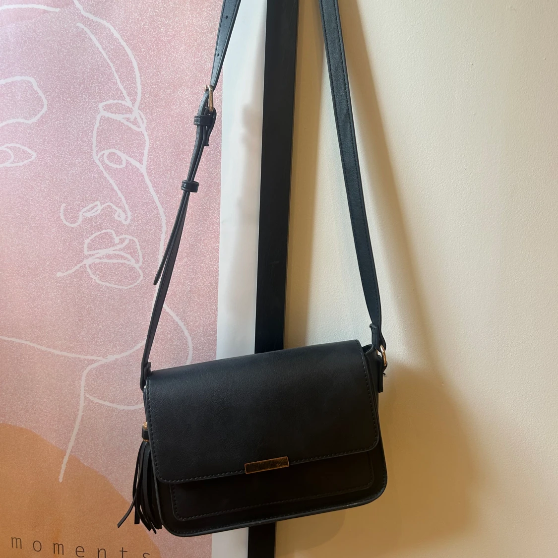 Svart axelremsväska 