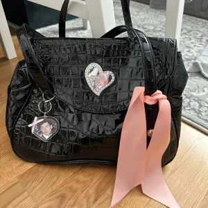 Guess handväska  - Använd guess väska jag köpt på Vinted! OBS! Accessoarer ingår ej 💗💗
