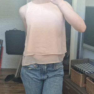 Blus - Så gullig blus. Saknar en ögla att fästa knappen i därbak men går lätt att sy dit en. Strl 164 men passar mig som har s. 