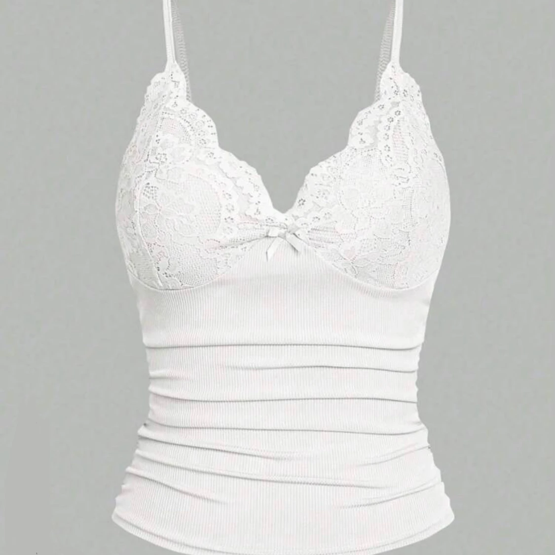 Vitt linne med spets