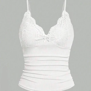 Vitt linne med spets - Ett helt nytt linne som jag säljer då den inte sitter bra på mig. Bra skick. Pris kan alltid diskuteras!