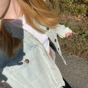 Ljus jeansjacka  - En lite oversized jeansjacka som säljs då den inte används. Fickorna går ej att använda tyvärr men annars i bra skick! 