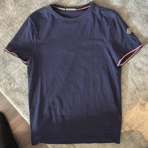 Moncler t-shirt - Använd fåtal gånger. Stl. S. Riktigt Schysst t-shirt.