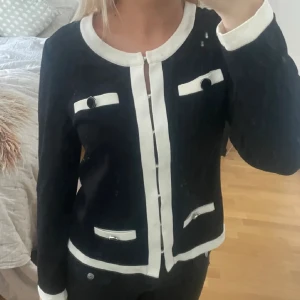 Svart vit kofta  - Super fin och skön kofta!! Väldigt exklusiv i materialet ❣️