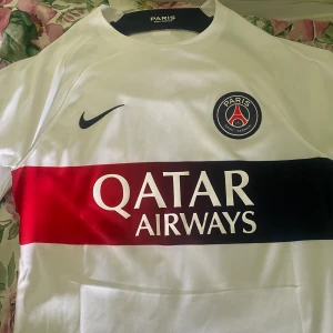 Psg T-shirt - Helt ny oanvänd psg t-shirt Nyaste psg T-shirt 2024 Storlek M
