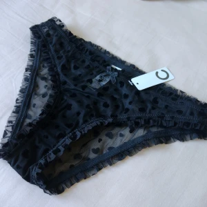 Svarta trosor med hjärtan - i mesh - storlek S 🖤 - Svarta superfina trosor i mesh, från Cubus. Storlek S. Kostade 129 kr. Kan skickas med ett frimärke (22 kr).